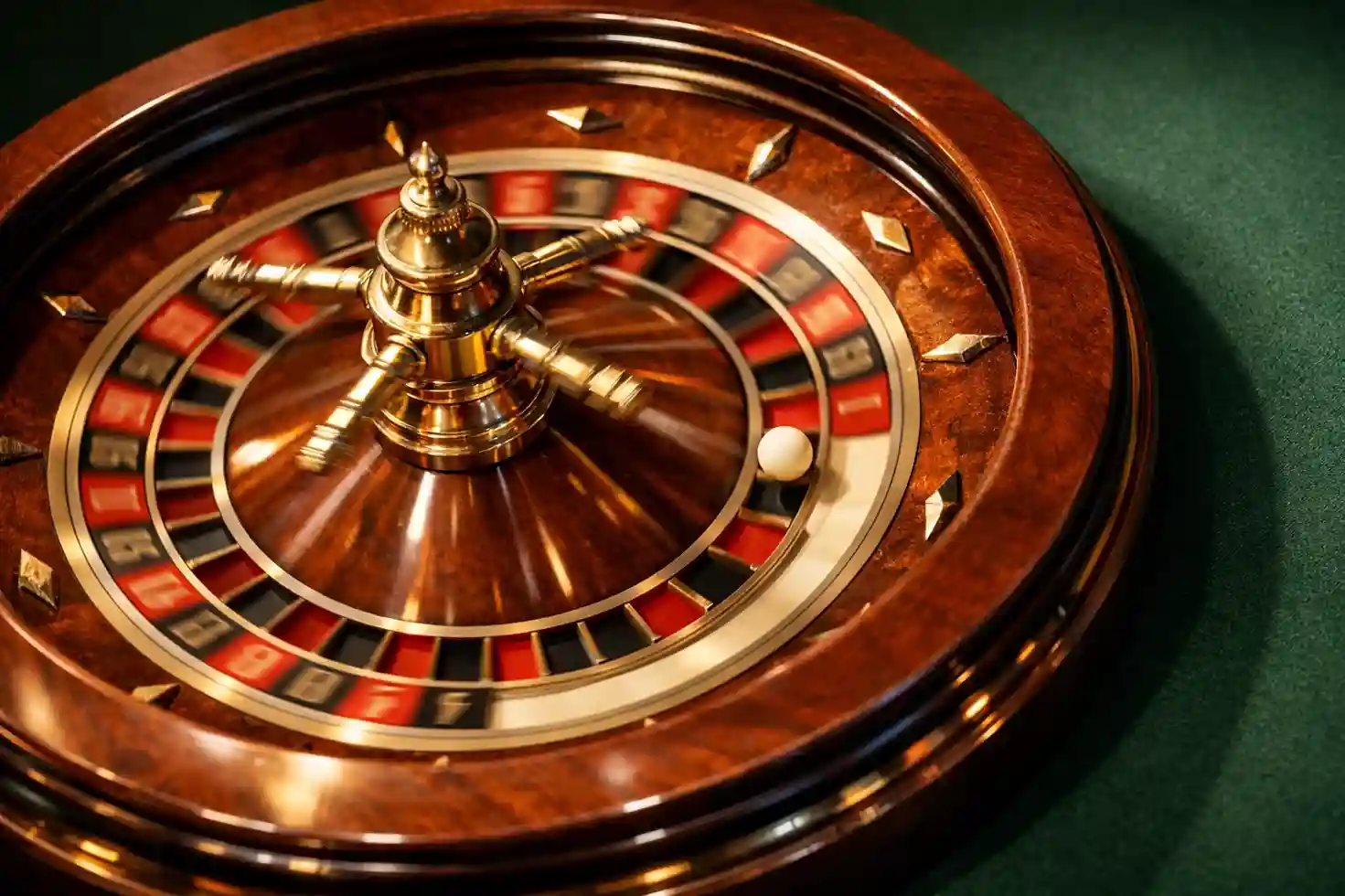 Roulettekugel auf einem Roulettetisch als Symbol für kontrollierte Zufallssimulation