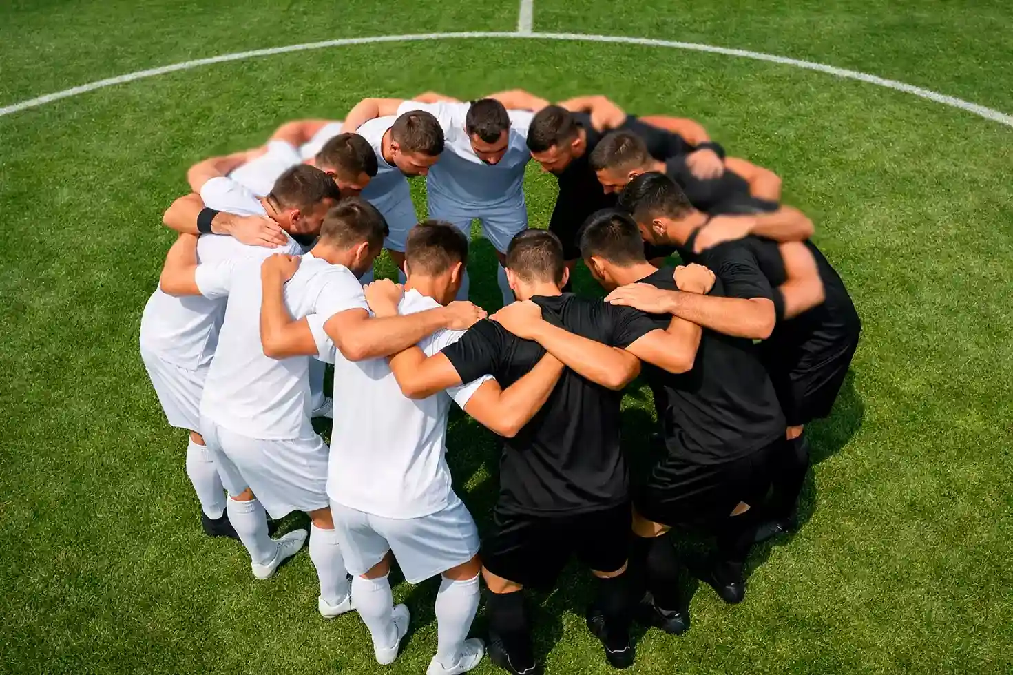 Fußballteam motiviert sich gegenseitig im Mannschaftskreis